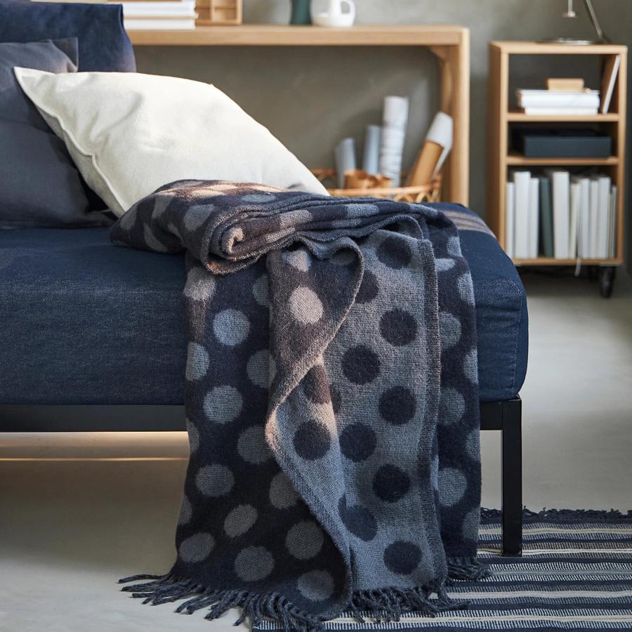 En color azul con topos, esta manta hecha con suave y cálida lana mide 150x200 centímetros y tiene un precio de 49 euros.