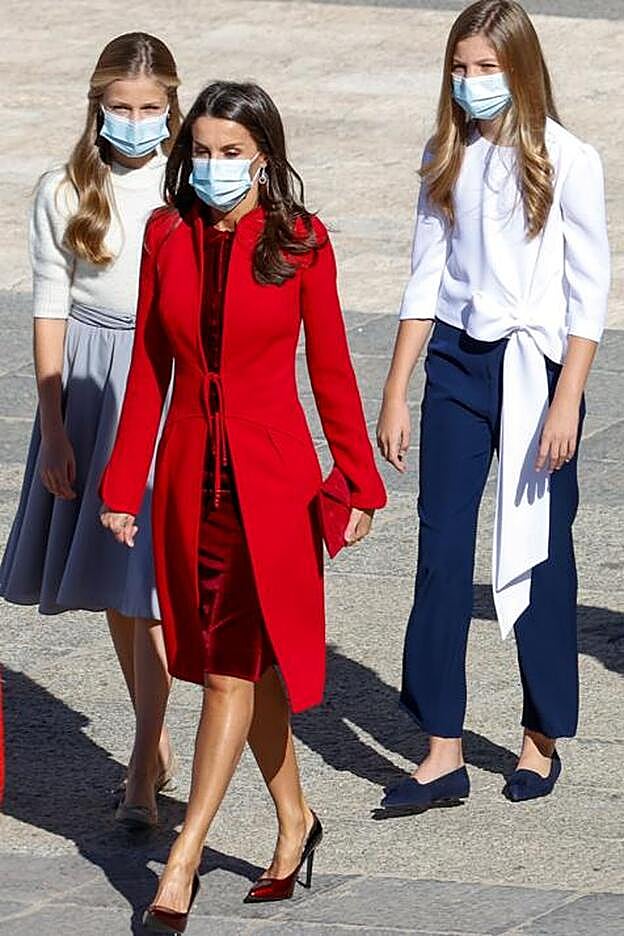 Mientras que la Reina Letizia ha optado por un abrigo rojo y un vestido de terciopelo, Sofía ha lucido un pantalón azul marino y una blusa blanca con gran lazada.