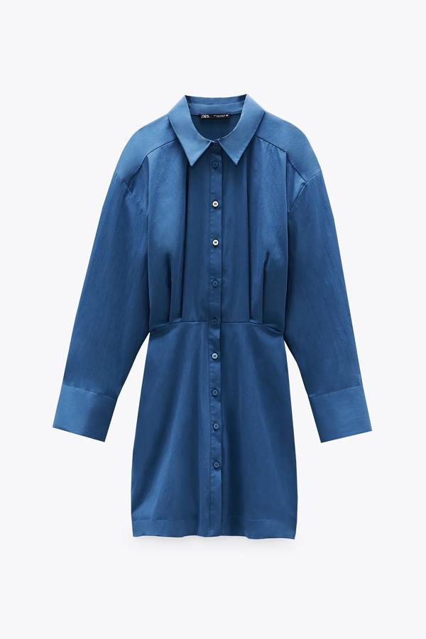 Este vestido camisero en color azul cuenta con manga larga acabada en puño con pliegues y detalle de pinzas. Ahora tiene un precio de 15,99 euros.