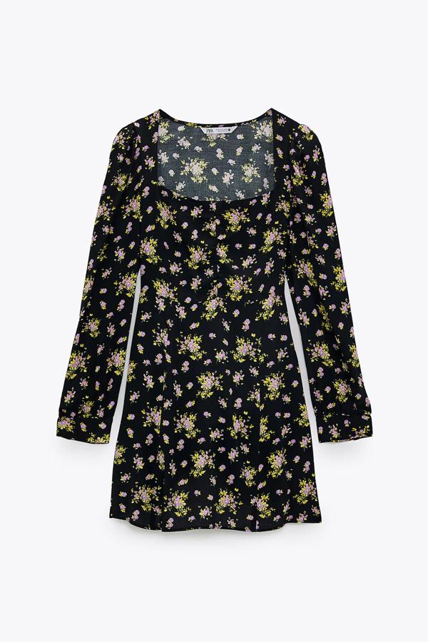 De manga larga y con estampado de flores multicolor, este vestido mini de escote de pico y manca larga cuenta con frunces en la parte delantera y tiene un precio de 15,99 euros.
