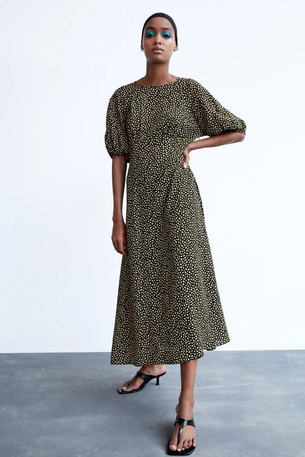 Este vestido midi en color negro con estampado de pequeñas flores cuenta con cuello redondo y manga corta acabada en elástico. Con bajo acabado en evasé, tiene un precio rebajado de 19,99 euros.