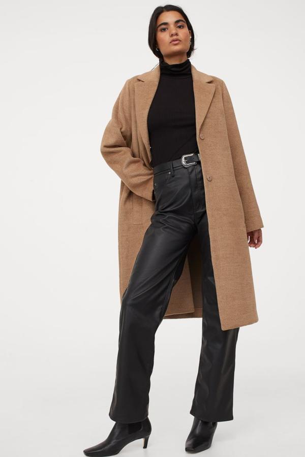 Este abrigo de H&M, disponible en camel o en gris jaspeado, tiene acabado cepillado suave y diseño recto. Con solapas de muesca, botón de presión oculto y bolsillos delanteros, llega hasta la rodilla y cuesta 49,99 euros. Está disponible entre las tallas 32 y 50.
