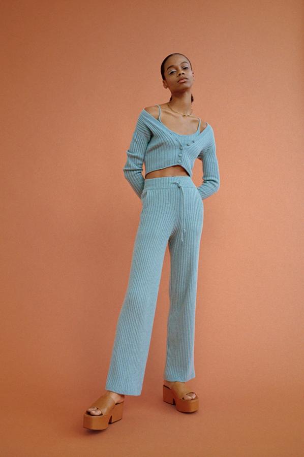 Este pantalón azul de canalé con bolsillos delanteros y cintura elástica ajustable es de Zara y viene con pernera ancha y tiro alto. Pertenece a la colección sostenible de la firma y podemos encontrarlo en las tallas M y L por 29,95 euros.