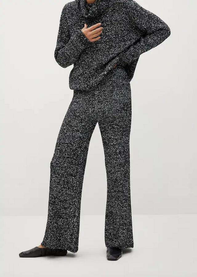 Punto jaspeado en color negro y blanco para este pantalón con textura y diseño recto de Mango con tiro alto y cintura elástica. Podemos encontrarlo entre las tallas XS y XL por 39,99 euros.