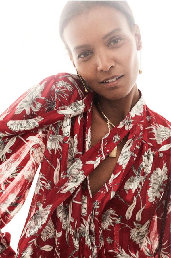 De cuello subido, con lazo, escote de pico y manga larga abullonada, esta blusa de Zara con estampado de flores en tonos blancos viene con cierre frontal con botones y cuesta 25,95 euros. Está disponible entre las tallas XS y XL, menos en la S, que se ha agotado ya.