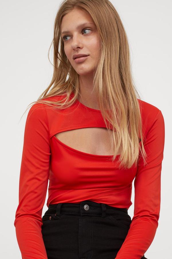 El body no puede faltar en nuestro armario de otoño, y este de H&M con mangas largas, sección de cut-out en el escote, perneras altas y corte alto detrás tiene un precio de 19,99 euros y está disponible entre las tallas XS y XL.