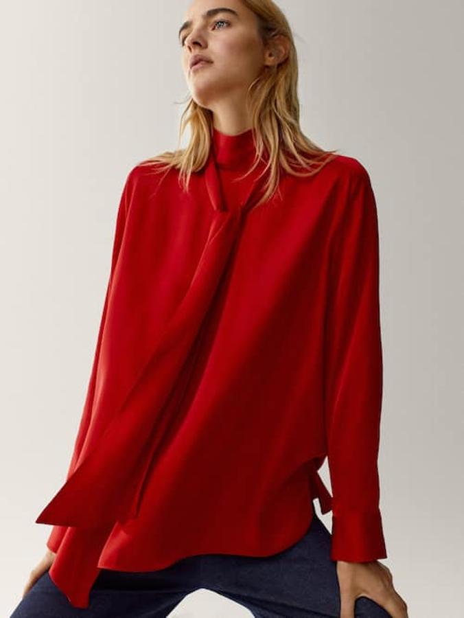 De corte recto, con cuello con detalle de lazada, puños abotonados y bajos con aberturas laterales, esta camisa de Massimo Dutti está disponible entre las tallas 34 y 42 por 49,95 euros.