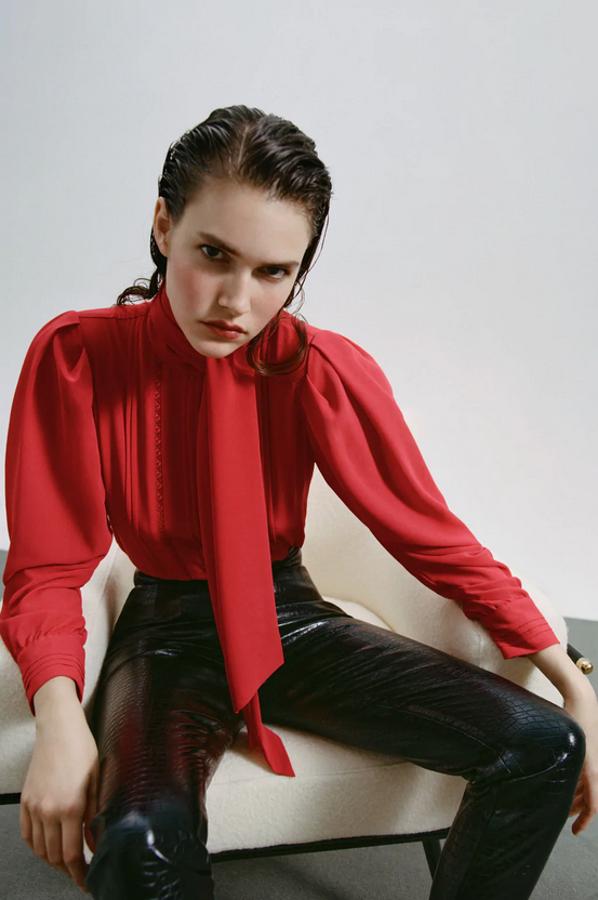 De cuello subido y mangas largas con detalle de pliegues delanteros y entredoses combinados a tono, esta camisa fluida de Zara tiene cierre en la espalda con lazo. Podemos comprarla por 25,95 euros entre las tallas XS y XL.