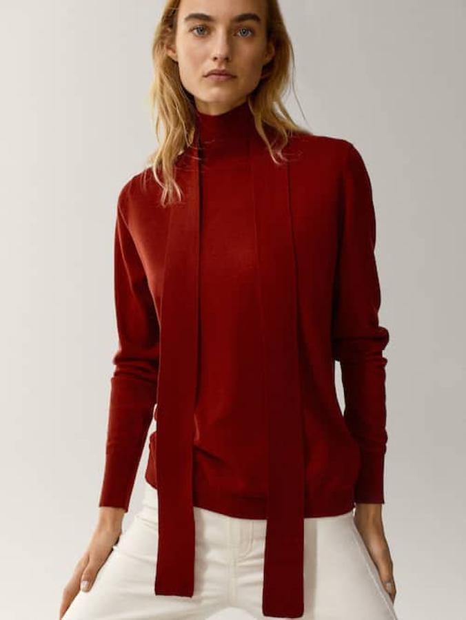Confeccionado en tejido de lana y seda morera, este jersey de Massimo Dutti de corte recto en rojo oscuro viene con cuello alto con detalle de lazada. Podemos encontrarlo entre las tallas XS y XL por 49,95 euros.