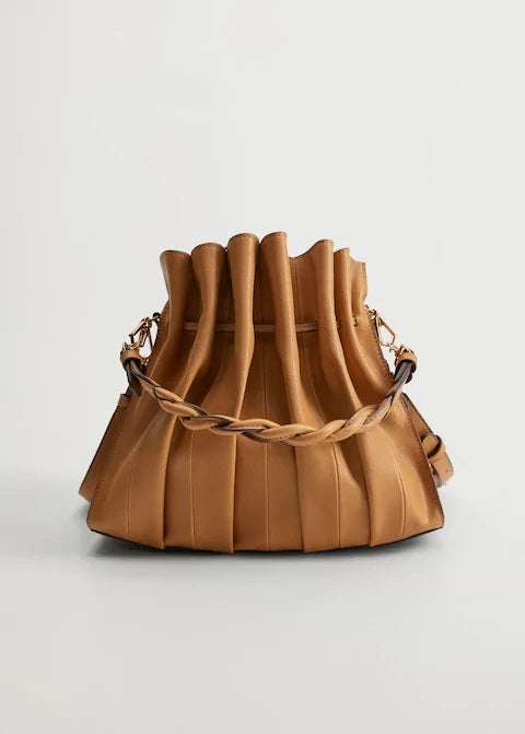 Las formas se renuevan y en la nueva colección de Mango han dejado atrás los diseños fruncidos para dar paso al modelo acordeón. ¿Te gusta? (39,99 euros).