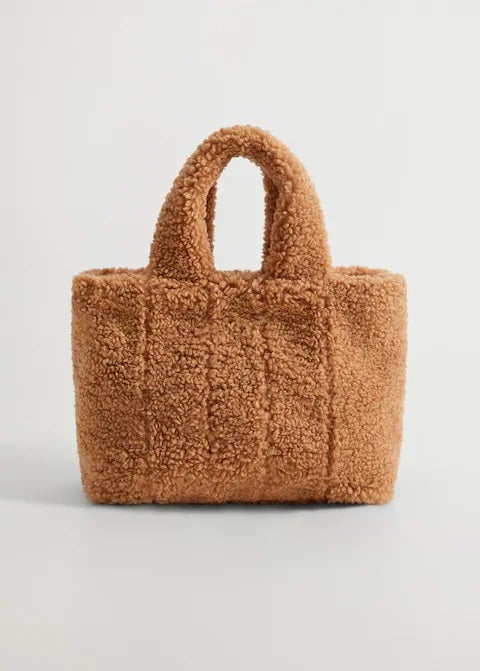 ¡Pura tendencia! Bolso shopper de borreguito en camel, ideal para looks de otoño de otro nivel. (29,99 euros).