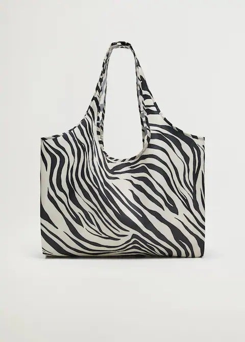 Por último, una opción súper cómoda y súper económica, es este bolso plegable de tela con diseño tote y estampado de cebra. ¡Serás las envidia de tus amigas! (5,99 euros).