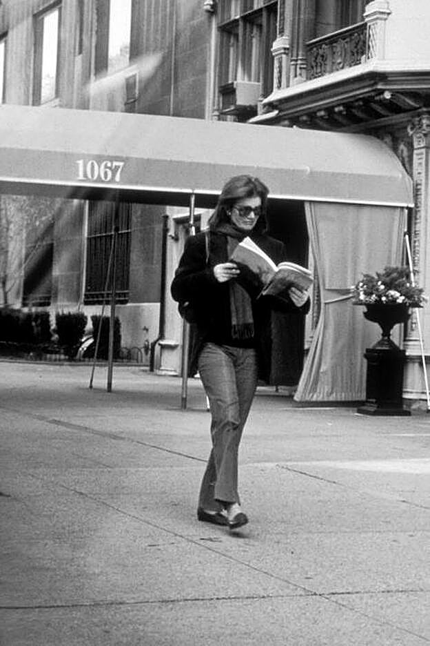 Jackie caminando por la Quinta Avenida, "cerca de su apartamento en el 1040 5th Av", aventura William Kuhn, autor de 'Leyendo a Jackie'.