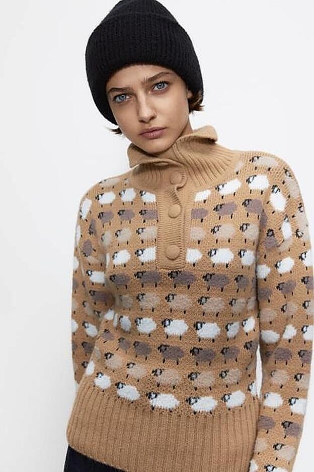 Jersye de ovejas con cuello ato con botones, de Zara (29,95 euros).