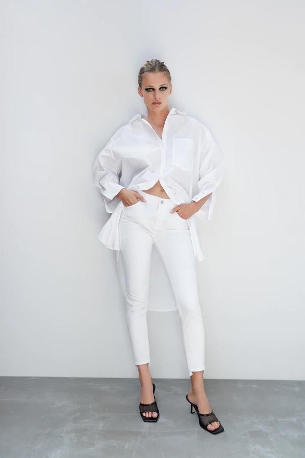 ¿Quién dijo que los pantalones blancos no eran aptos para todas las tallas? Estos de silueta skinny con bajo asimétrico son súper favorecedores, y están rebajados a 15.99 euros en los Special Prices de Zara.