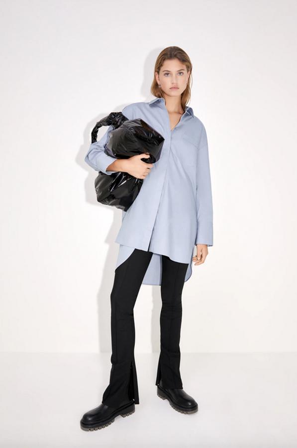 Otra de las propuestas de Zara es esta camisa oversize de popelín en gris azulado, con cuello solapa y manga larga acabada en puño. Con bolsillo de plastrón en delantero, bajo asimétrico con aberturas laterales y detalle de pinza en la espalda, tiene un precio de 22,95 euros y está disponible entre las tallas XS y XXL.