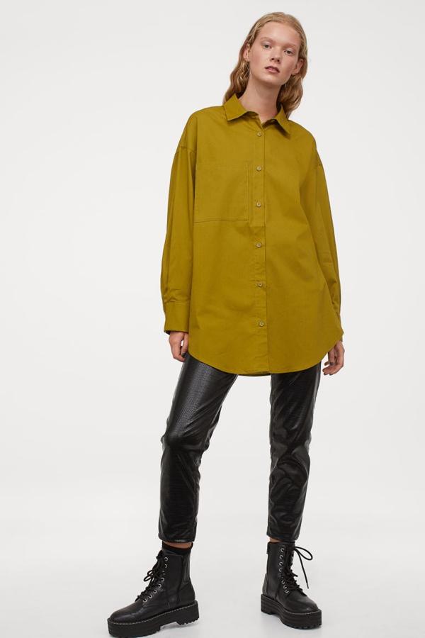 Esta camisa en un vistoso verde oliva es de H&M y podemos encontrarla en la web por 19,99 euros entre las tallas XS y M. Viene con bolsillo abierto en el pecho, cierre frontal de botones a tono, bajo redondeado y mangas largas con puños abotonados.