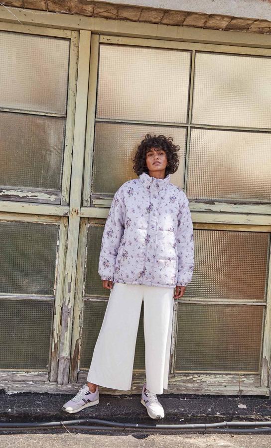 El lila no puede faltar entre las prendas de abrigo de este año y lo ha puesto Stradivarius con este abrigo corto tipo padding con estampado de flores. Tiene el cuello subido y cierre oculto de cremallera, cuesta 35,99 euros y podemos encontrarlo entre las tallas XS y XL.