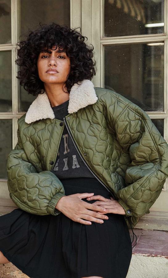 Con cuello solapa combinado en tejido efecto borrego, esta cazadora acolchada en color verde viene con bolsillos delanteros, bajo ajustable con cordón y cierre frontal con cremallera oculta y botones a presión. Puedes encontrarla entre las tallas XS y XL por 35,99 euros.