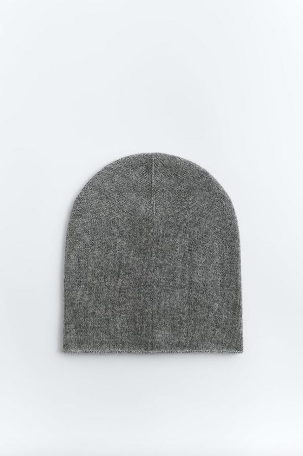 En azul vigoré, tostado, beige y gris vigoré, este gorro de lana está confeccionado en cashmere y tiene un precio de 35,95 euros.