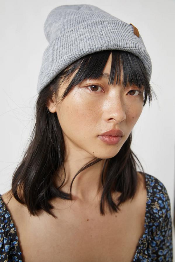 Disponible en seis colores diferentes, entre ellos el gris, el negro o el camello, este gorro de lana de Pull&Bear viene con etiqueta bordada en el frontal a contraste. Cuesta 4,99 euros.
