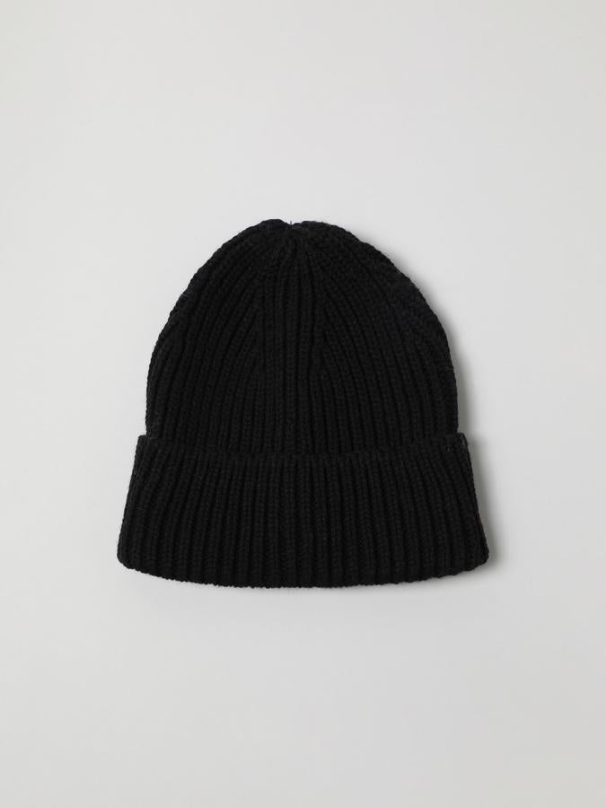 En punto grueso, con doblez en el bajo, este gorro de Lefties está disponible en negro o en rosa y tiene un precio de 5,99 euros.
