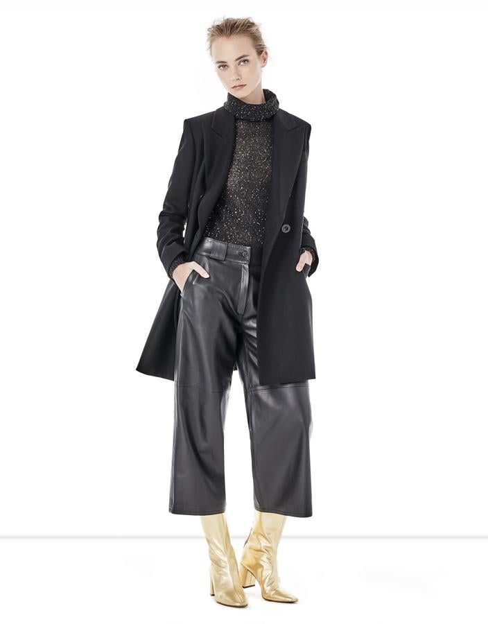 La mezlca más sofisticada y glam, gracias a un abrigo de lana tres cuartos y un par de botines metalizados, de Roberto Verino.