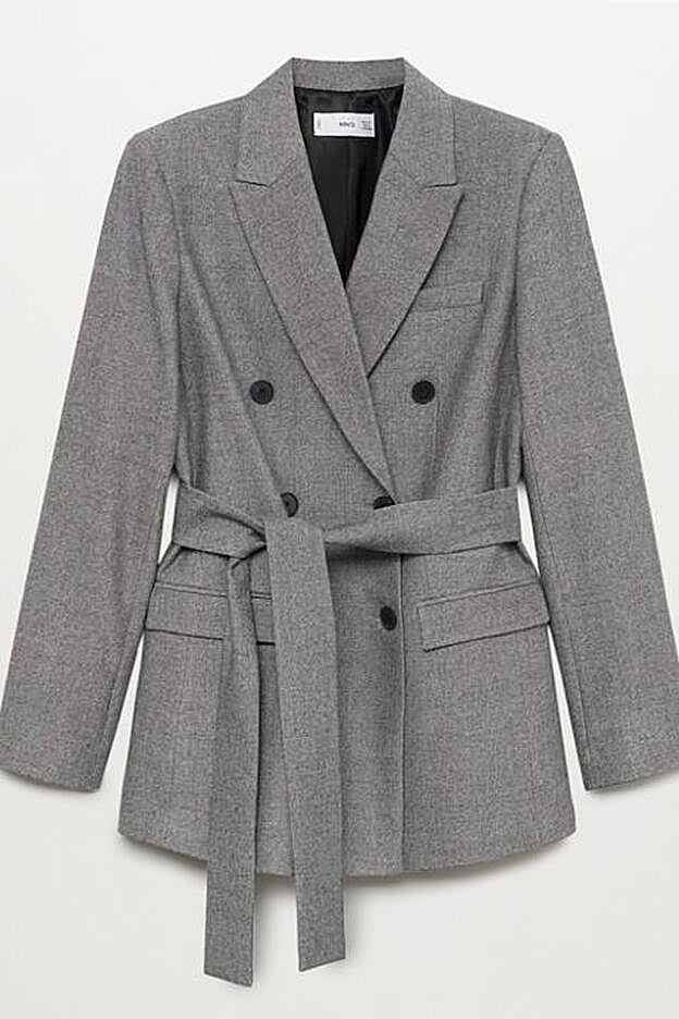 Blazer gris con cinturón, de Mango (69,99 euros).