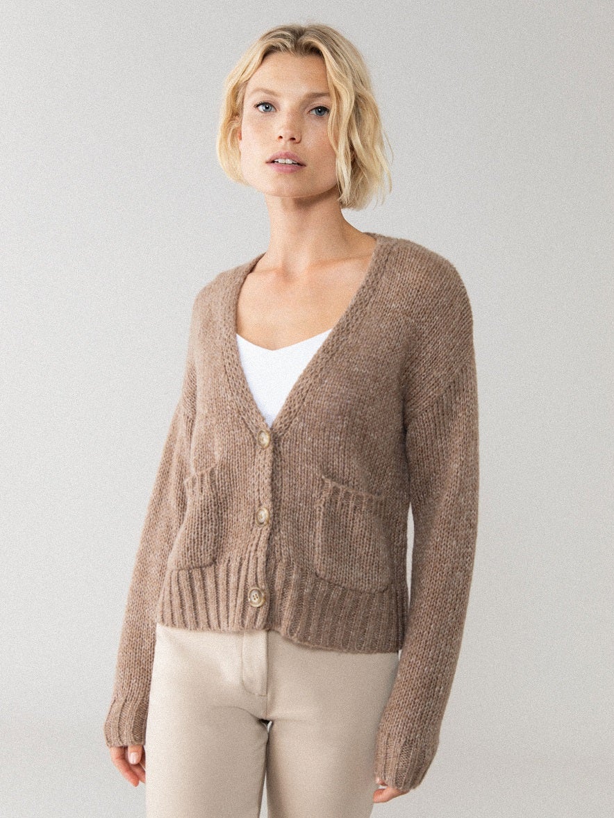 Chaqueta de punto oversize con escote a pico y bolsillos delanteros, una de las prendas más vendidas de Lefties. También disponible en rosa pastel y a punto de agotarse. (15,99 euros).