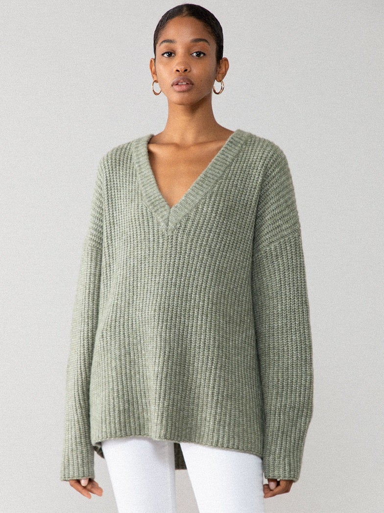 Calentito, confortable y muy favorecedor: jersey holgado de punto suave con escote a pico en verde vigoré. (15,99 euros).