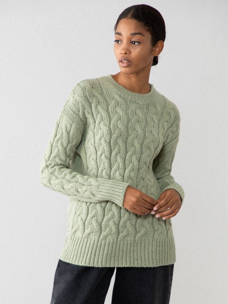 Jersey trenzado en verde mente, un best seller para llevarlo del otoño a la primavera por solo 15,99 euros. Disponible también en crudo y en gris vigoré.