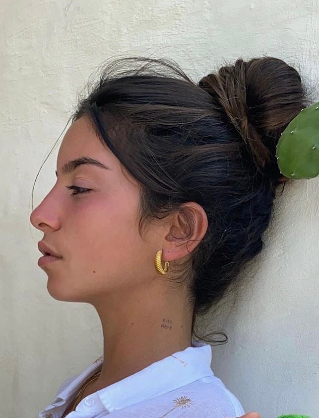 Por último, el moño alto deshecho e informal/formal que sentará de maravilla con todas tus camisas de teletrabajo.