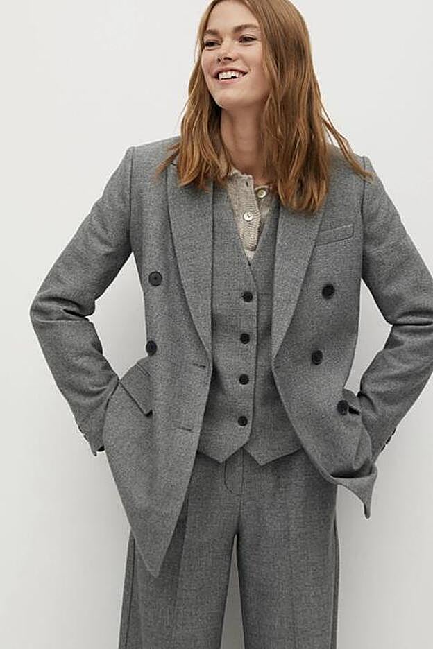 Para esta temporada, mango porpone el traje de chaqueta de tres piezas. Al pantalón y la blazer de siempre se le suma una pieza más, el chaleco.