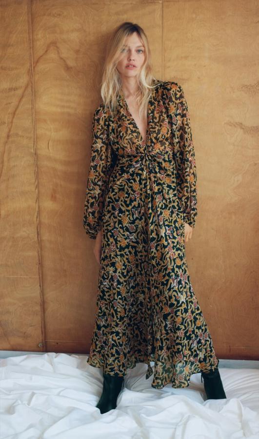 Un fondo negro y un estampado en tonos otoñales hacen de este escotado evstido de Zara una prenda muy especial. Añade las zapatillas y la cazadora de cuero y tendrás uno de los looks ganadores del momento. Cuesta 49,95 euros.