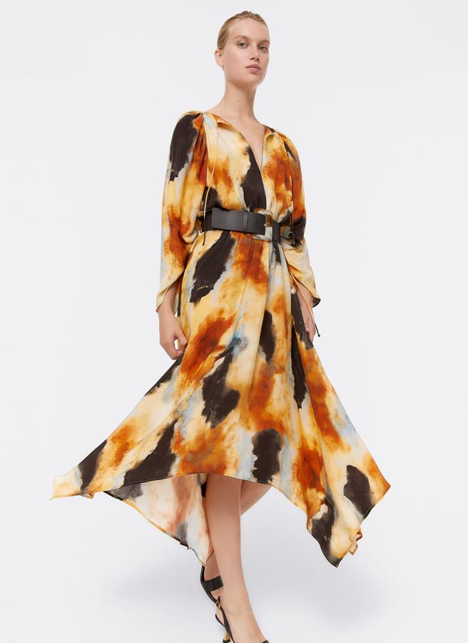 Con mucho vuelo, bajo asimétrico y un estampado en tonos otoñales en clave tie-dye, este vestido es de Uterqüe y cuesta 159 euros.