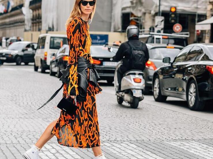 Fotos: Estos vestidos estampados son perfectos para llevar con Converse y cazadora de cuero este otoño
