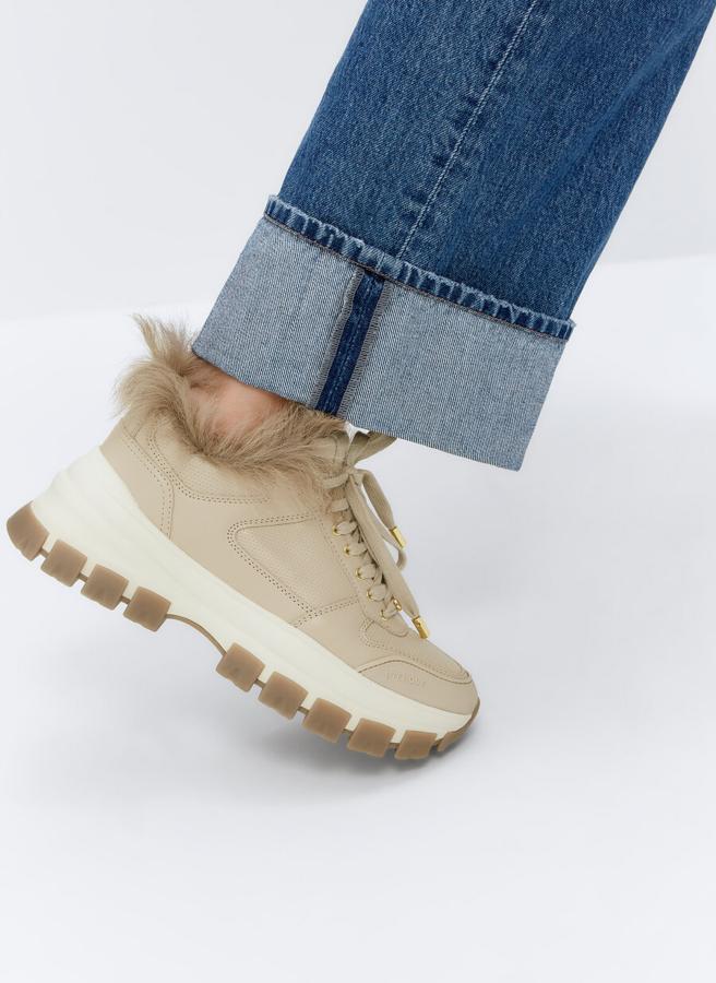 Con forro de piel con pelo de oveja en el tobillo y corte de piel de vacuno, estas deportivas en color beige con cordones a tono acabados en detalles dorados tienen suela track y están disponibles entre los números 35 y 42 por 119 euros.