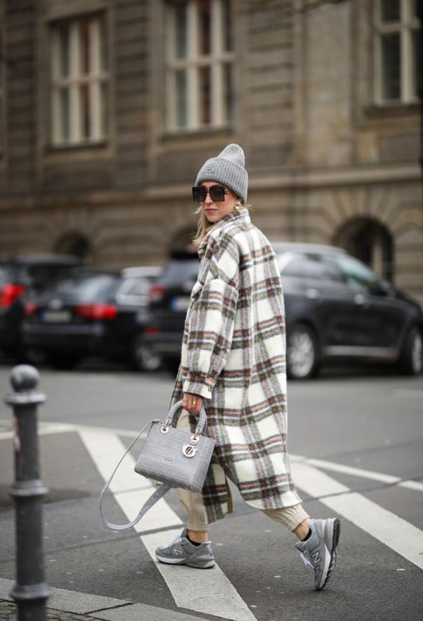 Las formas oversize y descontracturadas son perfectas para decantarse por un chaqueton XL y jugar a mezclarlo con accesorios declinados en gris.