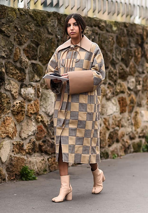 No todo iban a ser cuadros escoceses y pata de gallo. La genialidad de Jonathan Anderson está detrás de esta impecable prenda de Loewe en la que los cuadros están formados por parches de piel y tela, con solapas y puños desmesurados.