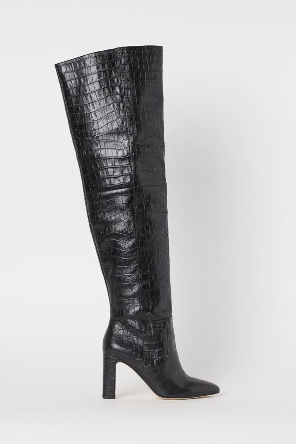 Nos gustan estas botas de H&M porque son altas por encima de la rodilla, pero a diferencia del resto de los modelos, estas son de caña ancha y no tendrás problemas para que te queden bien aunque tengas la pierna ancha. Además de su tacón alto pero ancho, nos han conquistado con piel troquelada. Cuestan 179 euros.