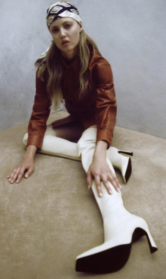 Si ya estás entregada a la causa, elige este modelo de Zara, solo apto para auténticas fashionistas. Nos encanta su tacón original y, por supuesto, su color blanco. Tienen un precio de 69,95 euros.