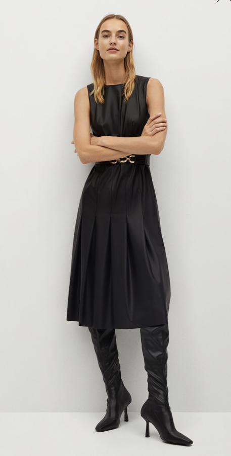 En Mango han apostado por un modelo casi idéntico, de efecto piel, también con un tacón alto pero que ensancha según llega al suelo. Son elásticas, hay números desde el 35 hasta el 42 y cuestan 59,99 euros.