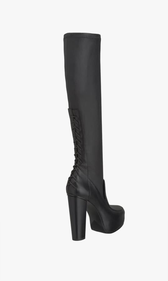 La nueva campaña de Zara también nos ha traído nuevos accesorios y unas botas de caña muy alta tenían que estar entre ellos. Estas tienen súper plataforma, tacón altísimo y ancho y un detalle ideal de cordones en la parte posterior. Su precio es de 149 euros.