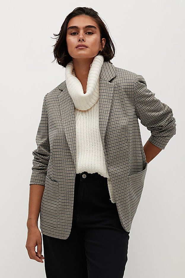 La americana con estampado pata de gallo en talla grande es de Violeta.