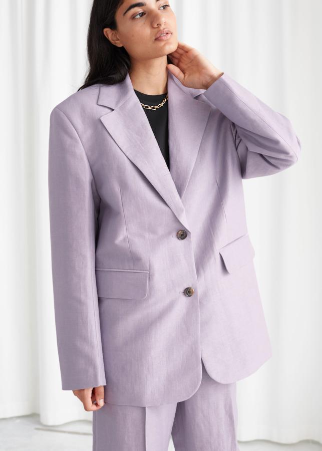 Americana oversize de lino, en lila -tienen también rebajado el pantalón para completar el traje- de las rebajas de & Other Stories (89 euros):