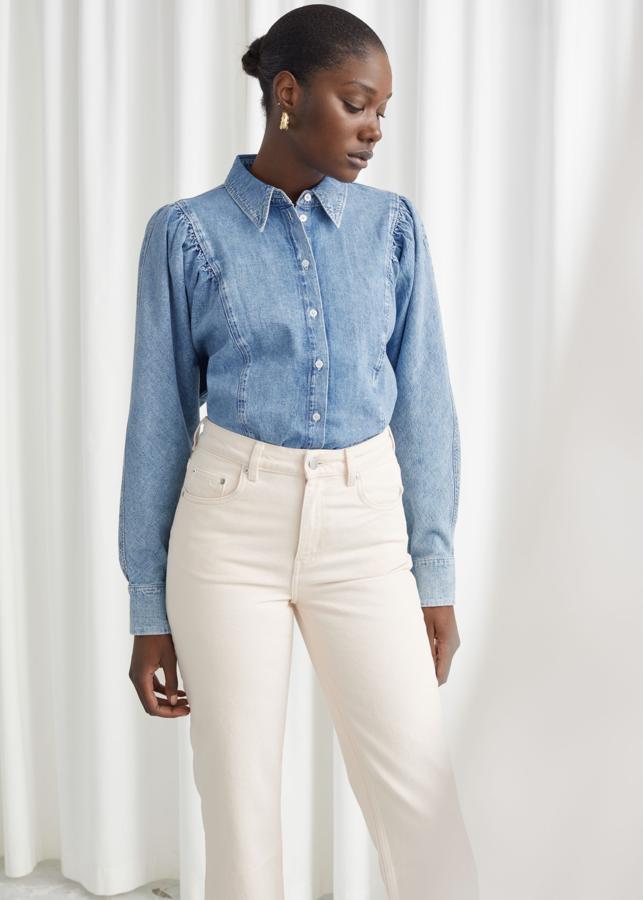 Blusa vaquera con efecto lavado y volumen en las mangas, de las rebajas de & Other Stories (29 euros).