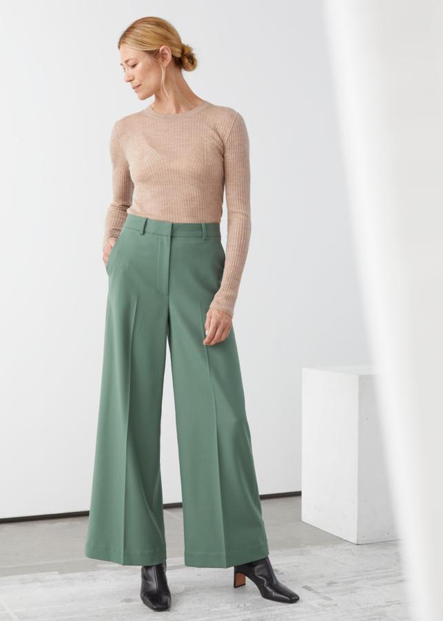Pantalón de lana en color verde, de corte culotte, de las rebajas de & Other Stories (64 euros).