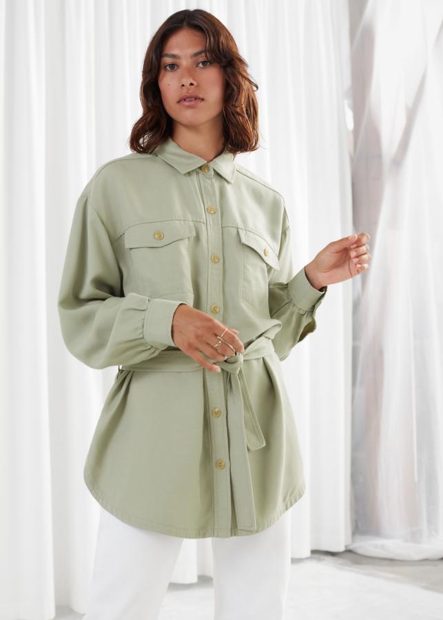 Sobrecamisa de tela verde con cinturón a juego y bolsillos superiores a la vista, de las rebajas de & Other Stories (39 euros).