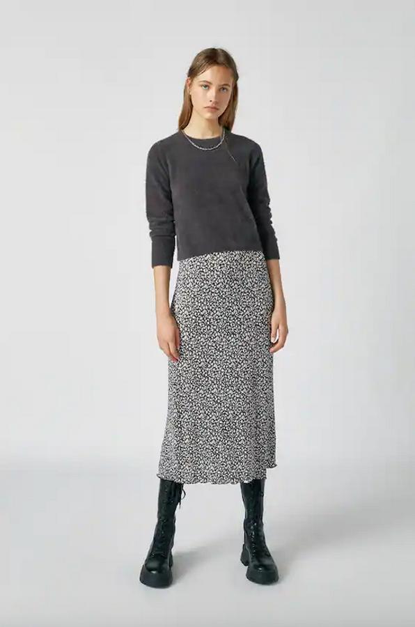 Diseño cropped, con cuello redondo y mangas largas para este jersey de pelo corto en color gris oscuro. Tiene un precio de 17,99 euros y está disponible entre las tallas XS y XL.