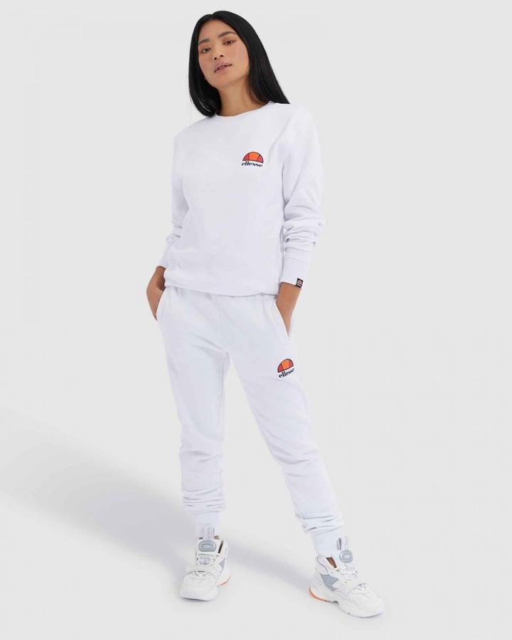 Chándal blanco de Ellesse con pantalones con puño (56,35 euros) y sudadera con logo (51,40 euros).